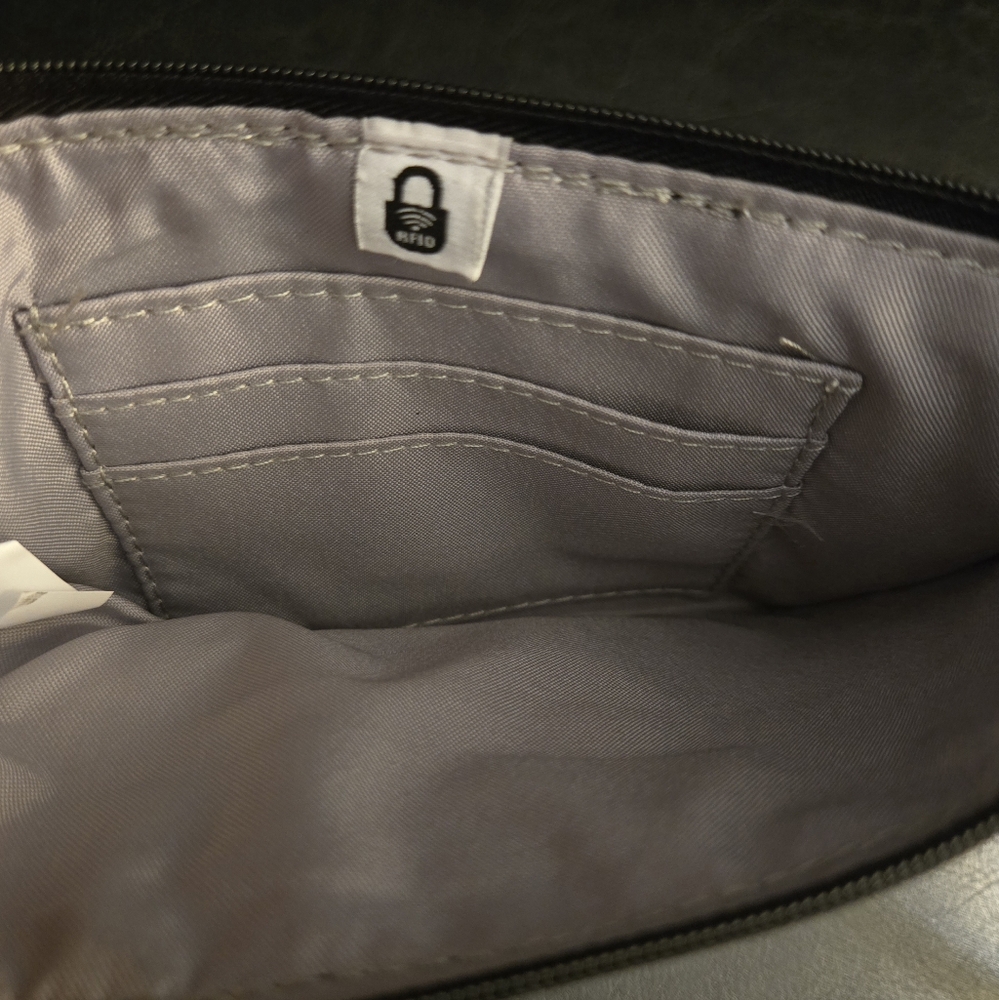 Baggallini Wristlet Wallet - Picture 3 of 4